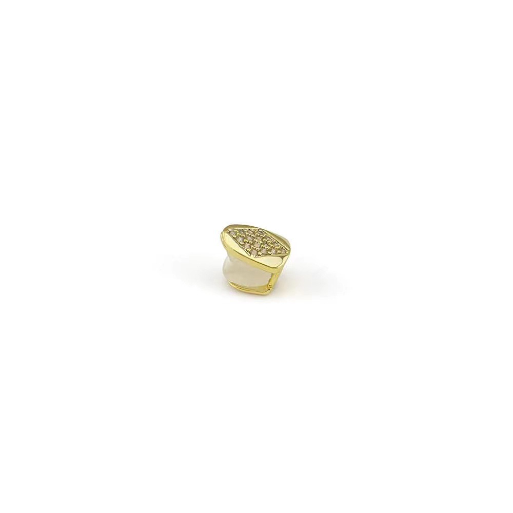 European and American cross-border diamond-shaped zircon 18k electroplated single hip-hop teeth set teeth grillz Halloween teeth Application Scenario