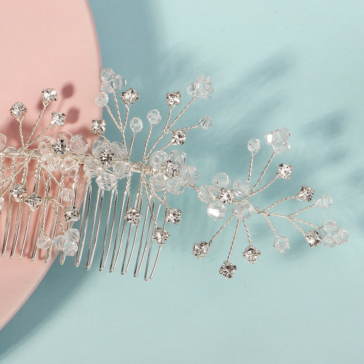 European and American bride accessories, handcrafted crystal hair combs, high-end retro wedding hair accessories, women's banquet updo, bride's comb Application Scenario