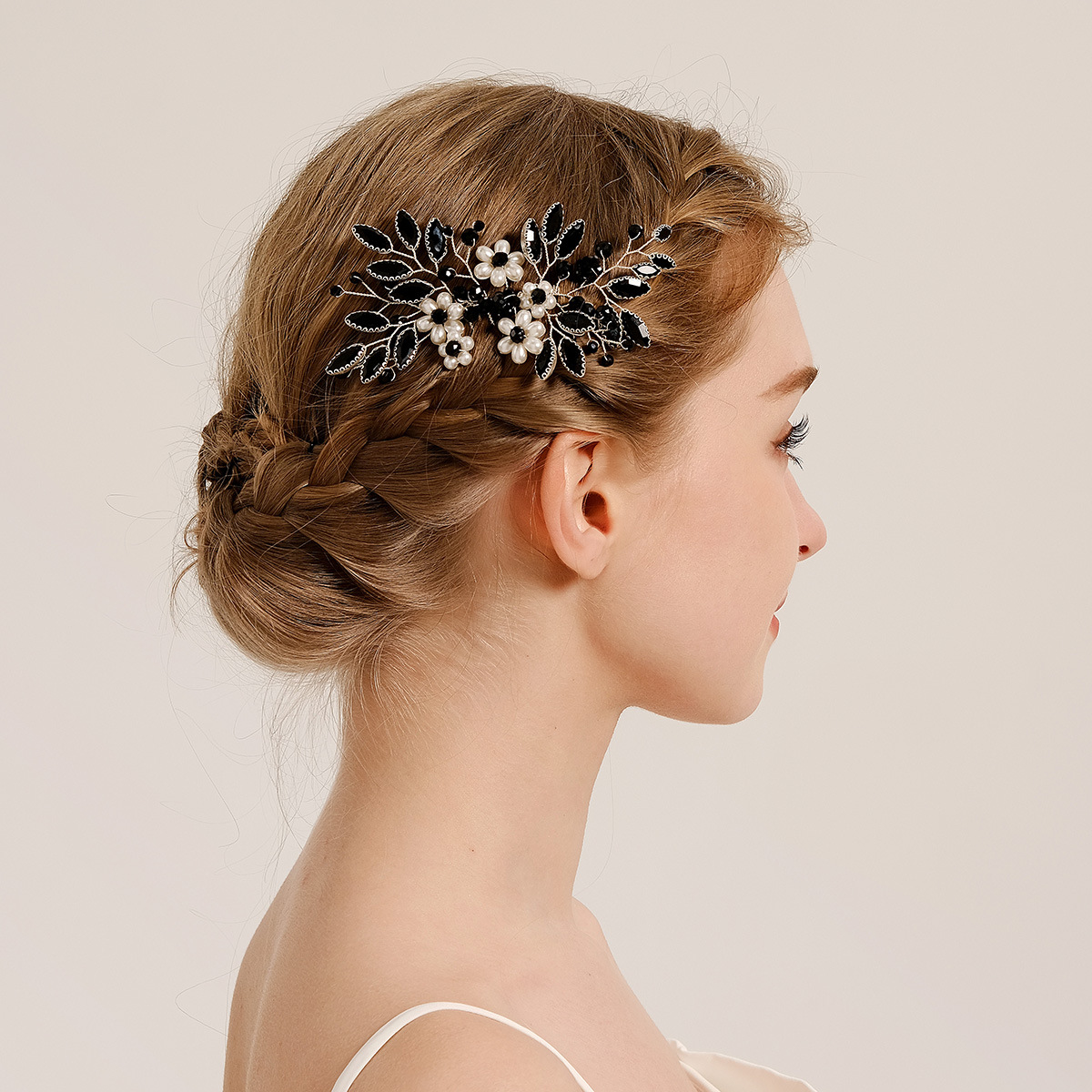 European and American accessories, handcrafted bride combs, retro wedding banquet style, dress and hair accessories, versatile Halloween black hair combs for girls Application Scenario