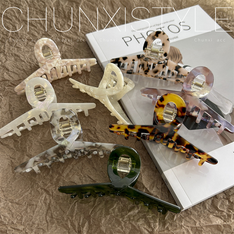 Sparkling Shark Clip! A French retro mermaid girl hair claw headpiece with acetate hairpins on the back of the head Specification drawing