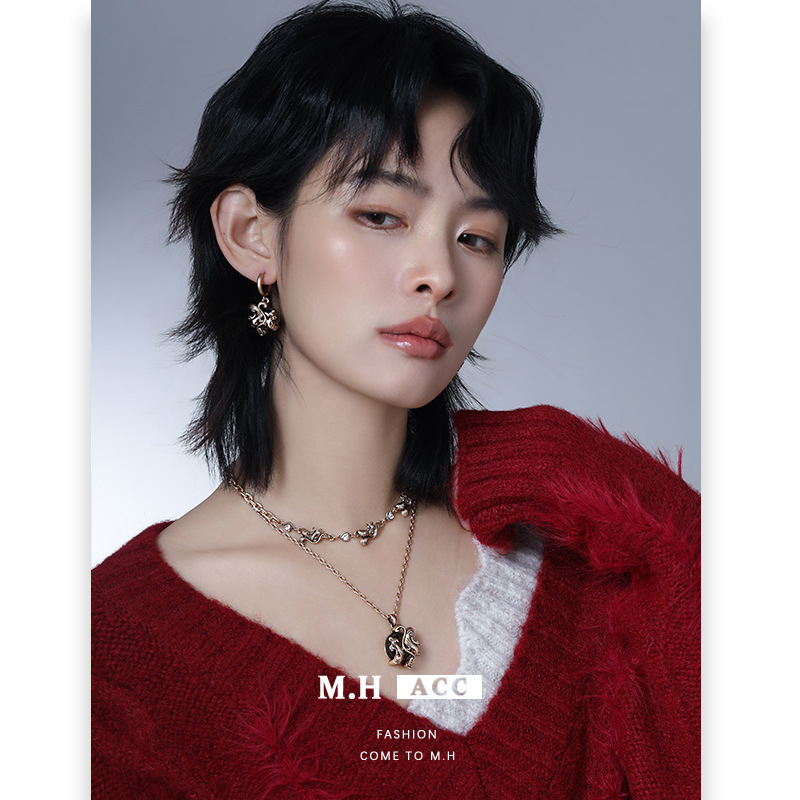 Original golden wave necklace with elegant design sense, double-layer overlapping collarbone chain, novel, high-end and niche resin pendant full figure