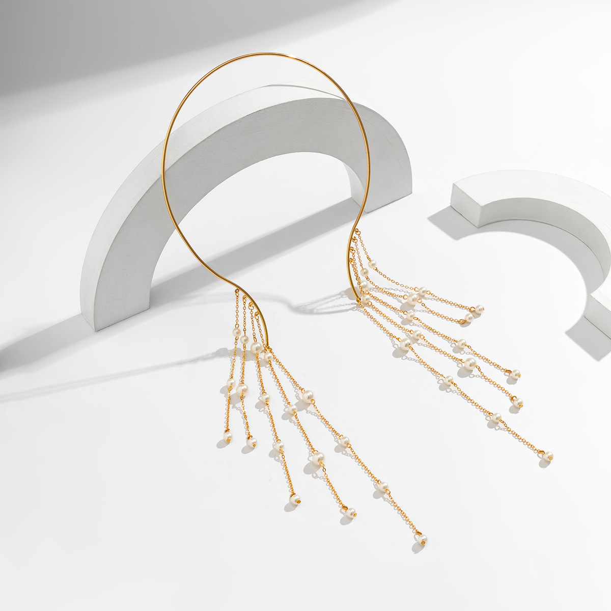 European and American cross-border jewelry, exaggerated long acrylic flowing Suzhou ethnic style necklace, open imitation pearl pendant necklace Application Scenario