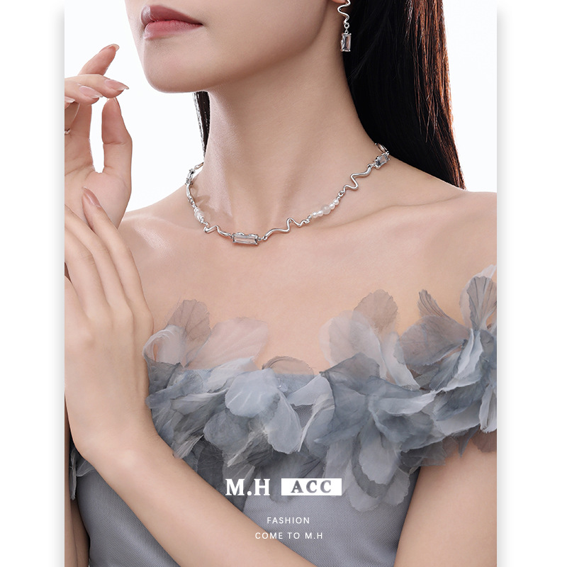 Original ins square glass necklace that doesn't fade, a cool and refreshing women's summer neck collarbone chain, exquisite and trendy necklace details Picture