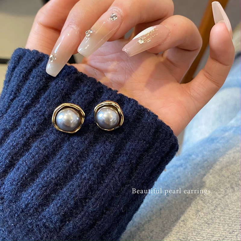 French retro grey pearl stud earrings for women, with a light luxury and niche design sense, versatile and trendy internet-famous earrings and earrings wholesale Specification drawing