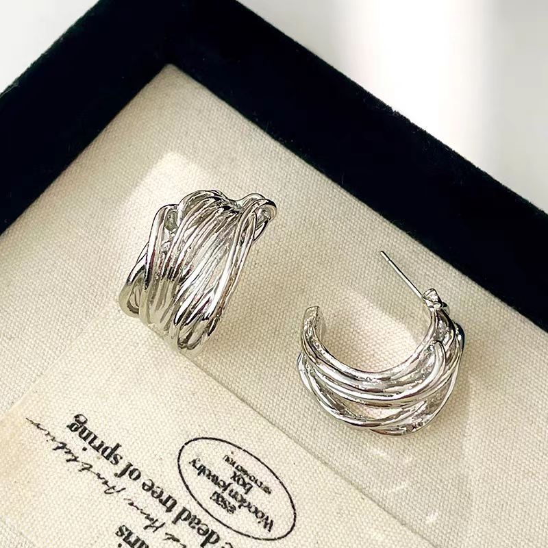 New retro and high-end earring with hollowed-out metal wound C-shaped ring earrings, light luxury and niche earrings, stud earrings for women Specification drawing