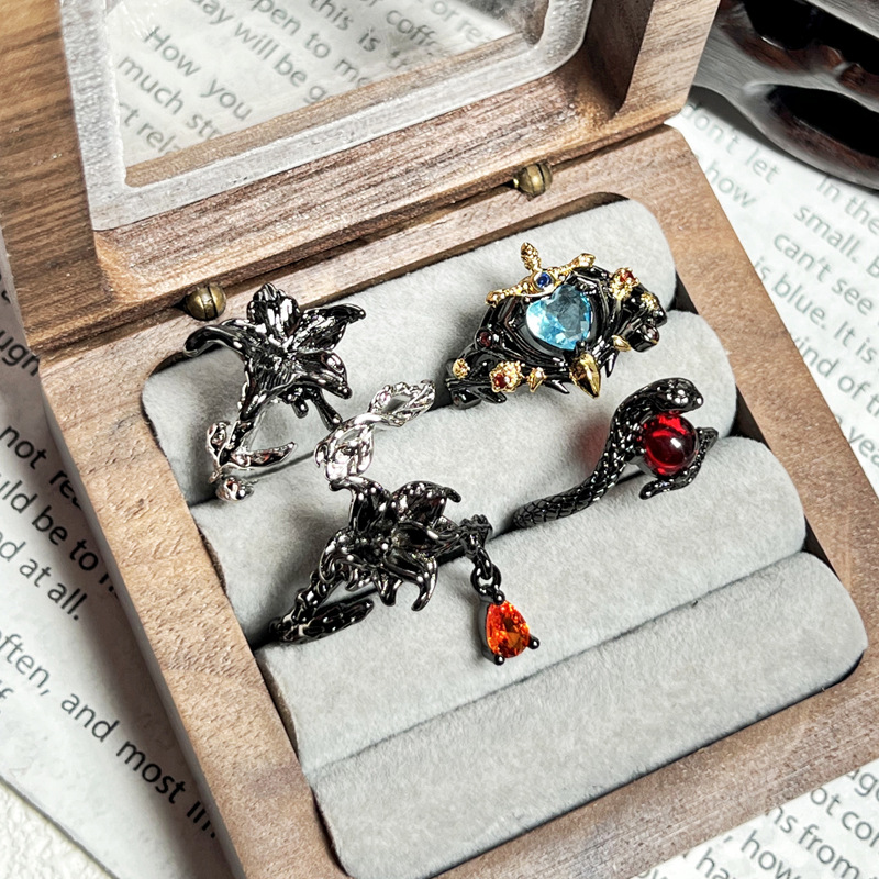 Cool and trendy dark wing crown, heart-shaped sea blue zircon ring, retro thorn rose two-color flower punk ring Application Scenario