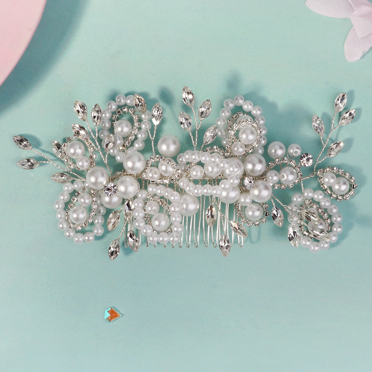 European and American bride's updo and braided hair, pure handcrafted pearl and rhinestone inlaid hair comb, fashionable wedding dress and headwear Specification drawing
