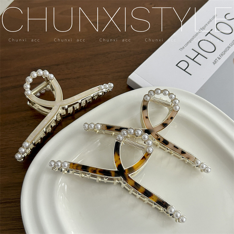A large pearl grab clip for women's elegant style, a shark clip at the back of the head with less hair volume, a high-end look, a new trendy headwear Specification drawing