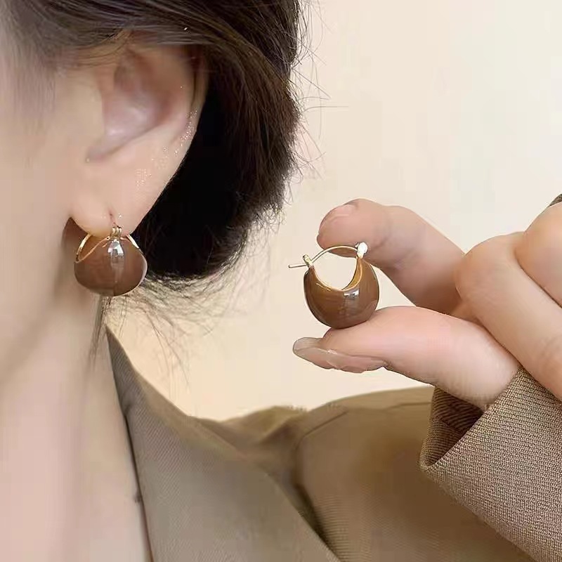 Maillard series coffee-colored round earrings for women, a new style in 2025, with a trendy and high-end feel, retro and elegant, niche earrings full figure