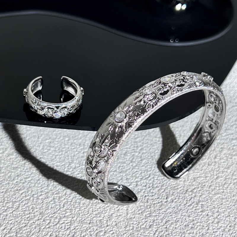 French retro brushed and hollowed-out bracelet, with a high-end court style, starlight and elegant, fashionable, light luxury and individual ring and bracelet Specification drawing