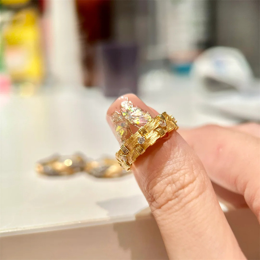 Old money style vintage woven brushed zircon ring, a retro and high-end index finger ring for women, exquisite and elegant, versatile ring Application Scenario