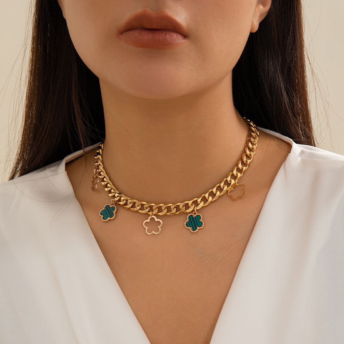 European and American cross-border accessories French elegance five-leaf clover simple style necklace sweet turquoise pattern flower necklace details Picture