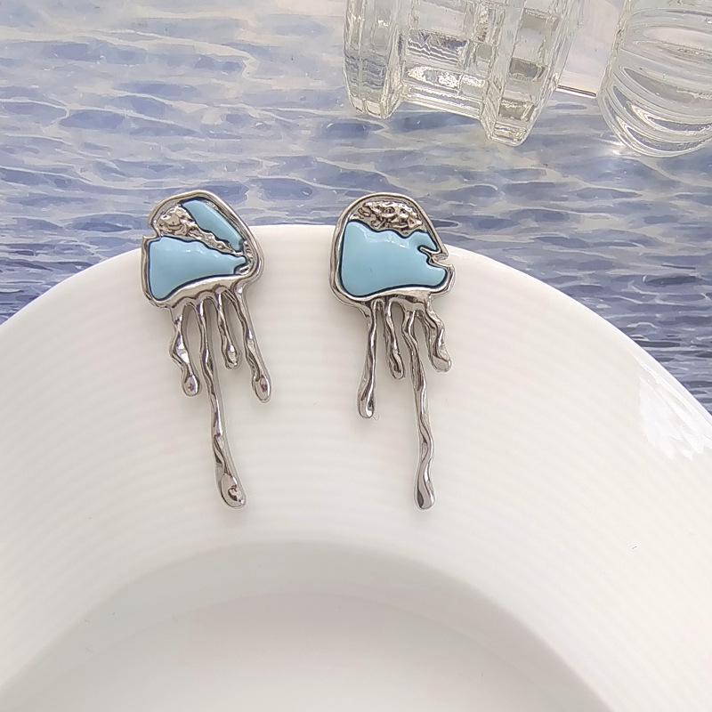 The new s925 asymmetrical jellyfish stud earrings from Japan and South Korea are a versatile and niche design with a cool style full figure