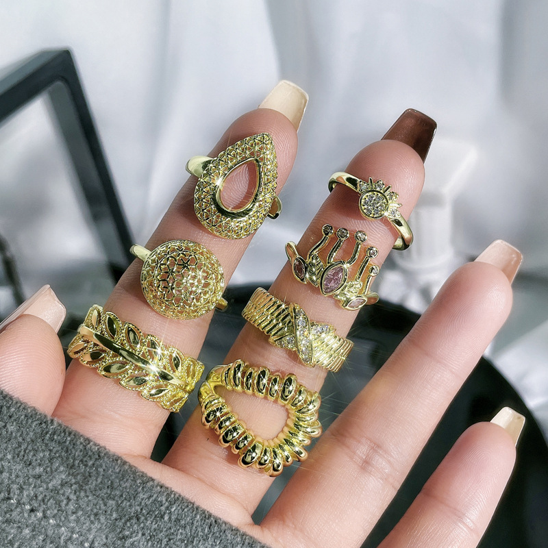 A retro gold geometric hollowed-out irregular opening ring for women's Instagram, with a cold style, niche, light luxury and high-end feel details Picture