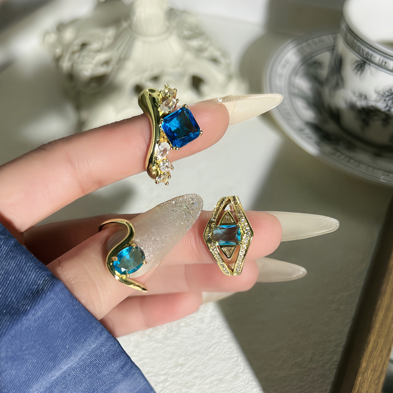 Summer accessories: Retro and exquisite geometric sea blue zircon open ring, feminine texture, light luxury, sweet and cool, versatile index finger ring full figure