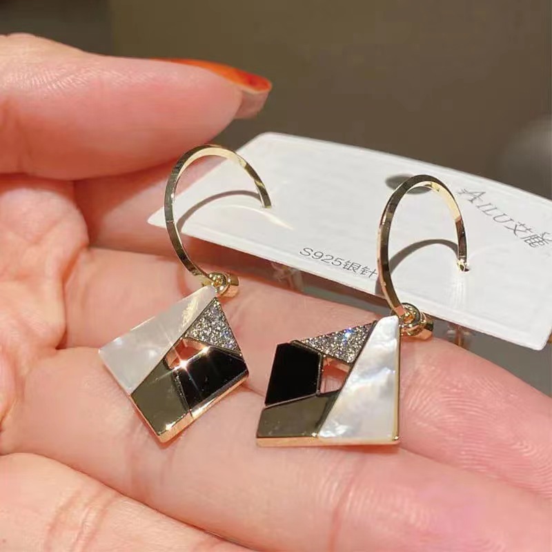 High-end geometric color-blocked earrings, versatile and fashionable for women, cold style ear studs, simple and elegant, internet-famous earrings Specification drawing