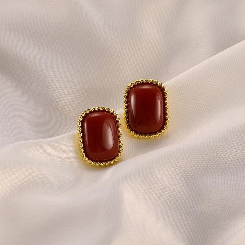 French retro stud earrings for women with a high-end feel, Ancora wine red Hong Kong-style Hepburn ins style earrings, 2025 new style ears Application Scenario