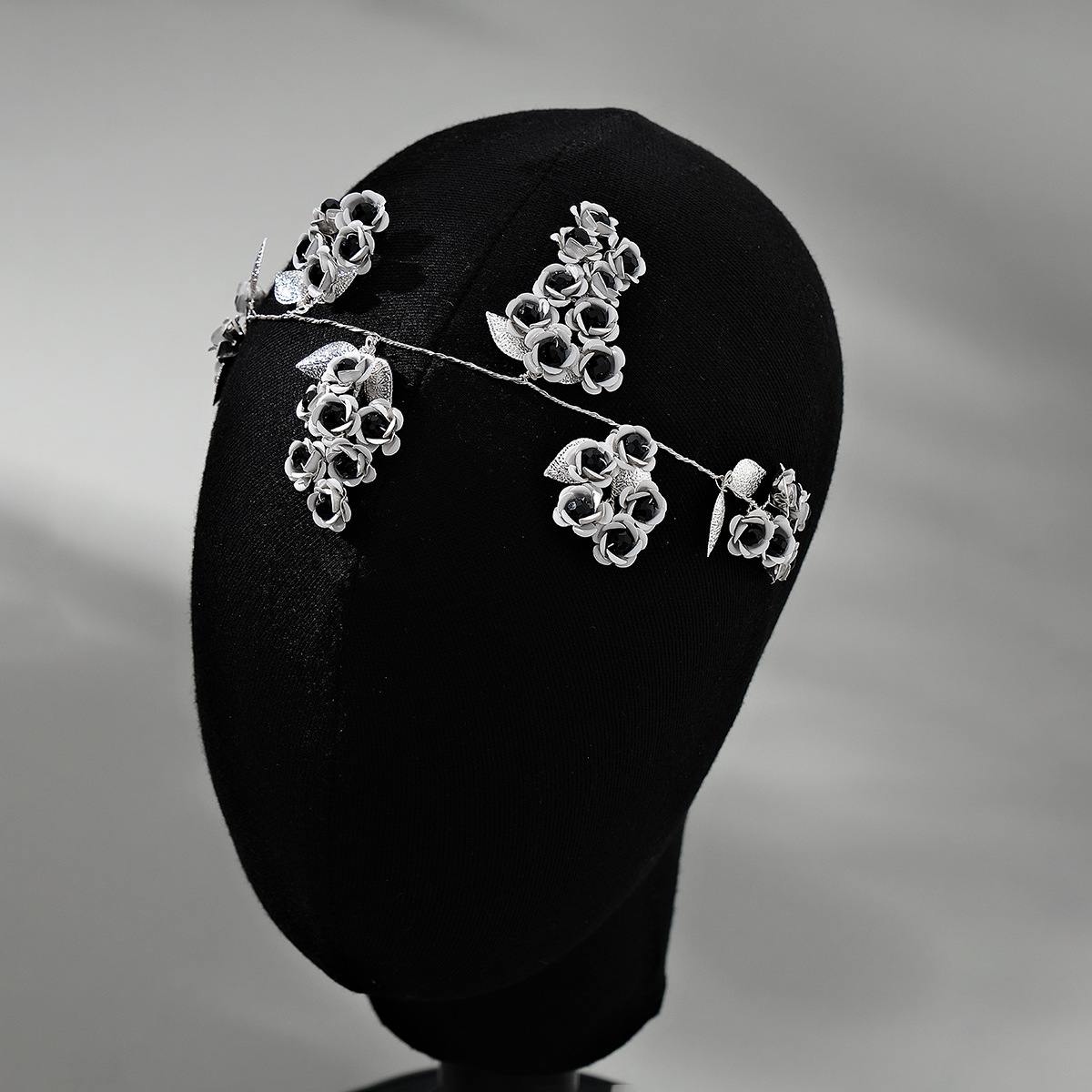 European and American retro hair accessories, black rose hair bands, festival party and party outfit headbands, unique dark Halloween headbands Application Scenario