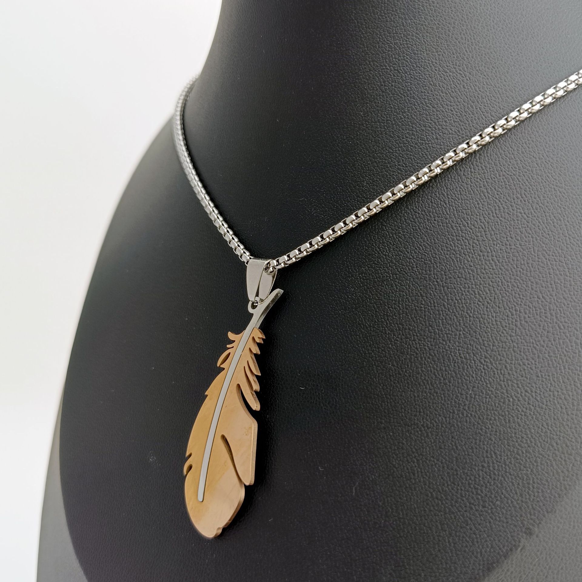 European and American foreign trade titanium steel feather pendant, the same style as Goro Takahashi's personalized feather necklace, student couple titanium steel pendant Specification drawing