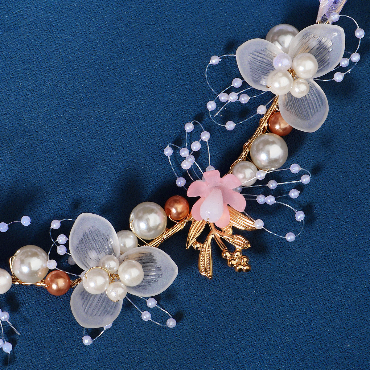 New sweet bride headband, handcrafted beaded children's hair accessory, golden leaf brined headband, pearl flower headband Application Scenario