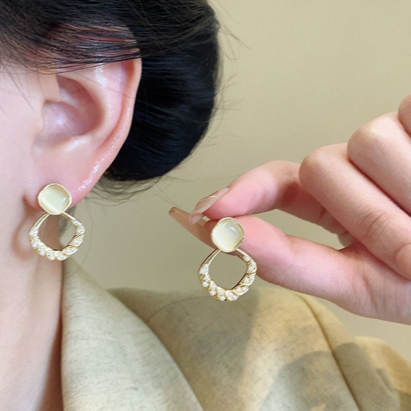 Korean-style cat's eye stone diamond-shaped pearl stud earrings for women, with a light luxury and high-end style, are fashionable, versatile and unique earrings details Picture