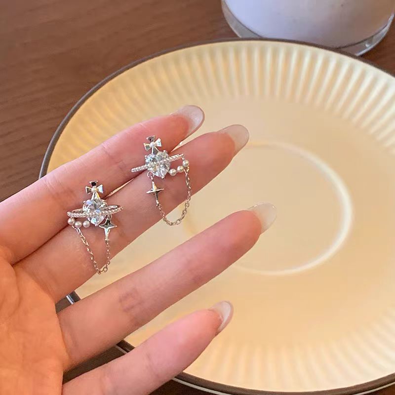 The exquisite Saturn pearl earrings from Oni, a light luxury, niche, retro and high-end look for women, are a new bestseller in 2025 full figure