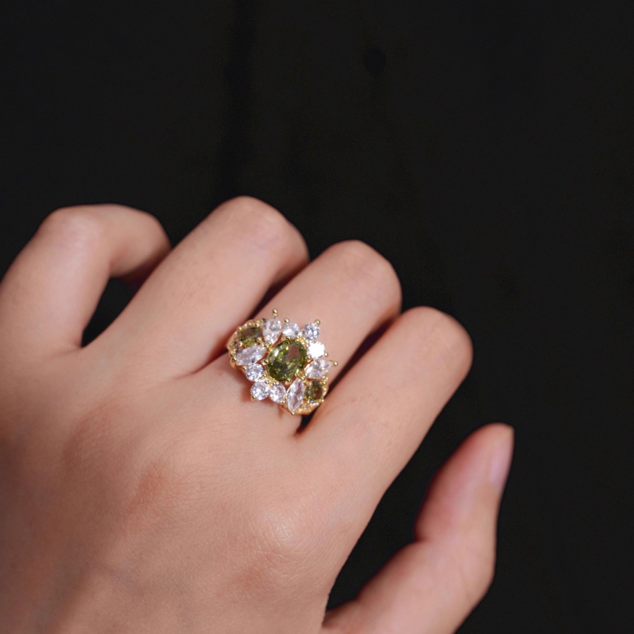 The Loire Temple French shining olive green zircon ring is a retro, exquisite, light luxury and high-end ring for women's court details Picture
