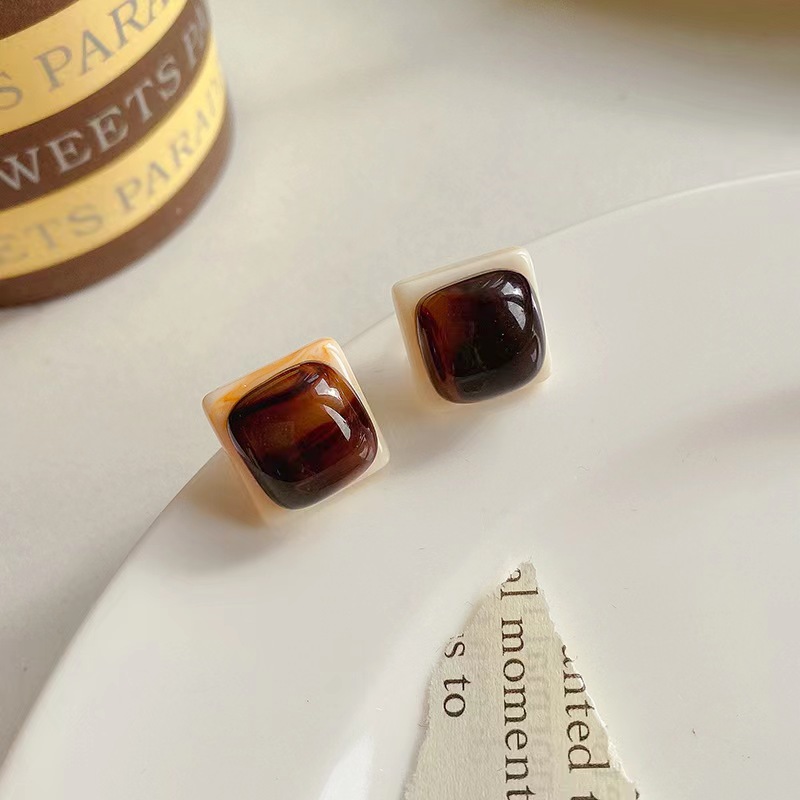 Hong Kong-style retro sugar cube earrings, a niche design for women with a high-end feel, new trendy, unique and stylish earrings in 2025 Application Scenario