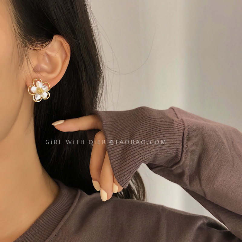 Flower earrings for women, simple, small and versatile. Petal 2025 new Korean style, super ethereal and internet-famous stud earrings Specification drawing