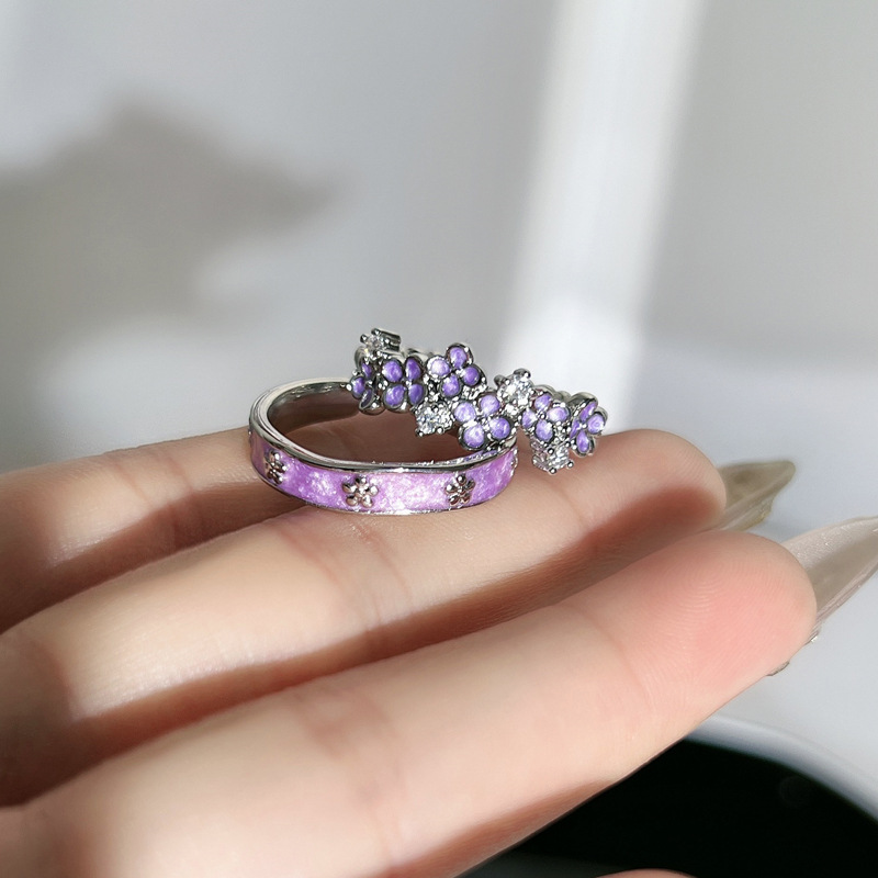 A new sweet and cool purple glazed flower ring for women, a fashionable and light luxury ring with a sense of high-end and niche design, a finger ring full figure