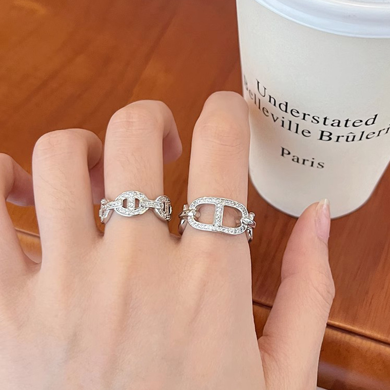 This niche design, diamond-encrusted zircon pig nose ring, is fashionable and individualistic for women. It is a light luxury and high-end open-mouth ring for women full figure