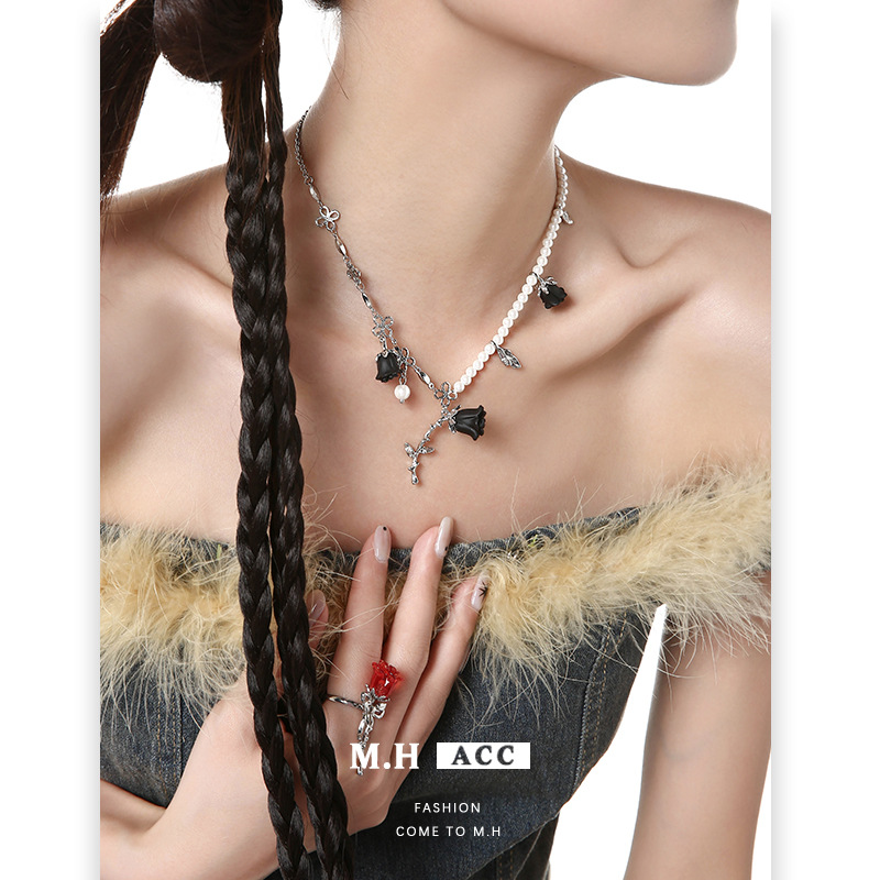 Original butterfly oil-dripping rose necklace for women's fashion, versatile pendant, collarbone chain, cold style, high-quality accessory details Picture