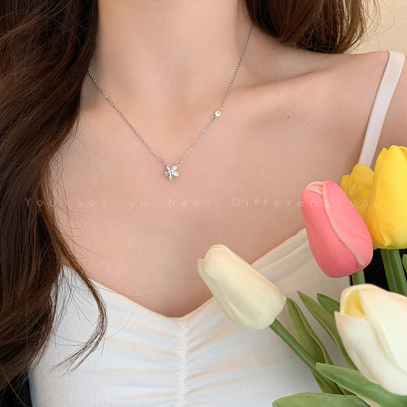 Flower zircon necklace for women, a niche design, sweet collarbone chain and necklace, 2024 new style accessories wholesale full figure