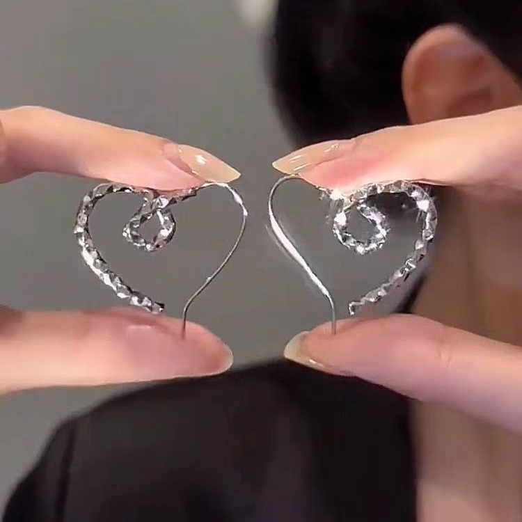 The new irregular diamond-patterned heart-shaped earrings exude a unique design sense, are fashionable, retro and high-end, and are personalized earrings details Picture