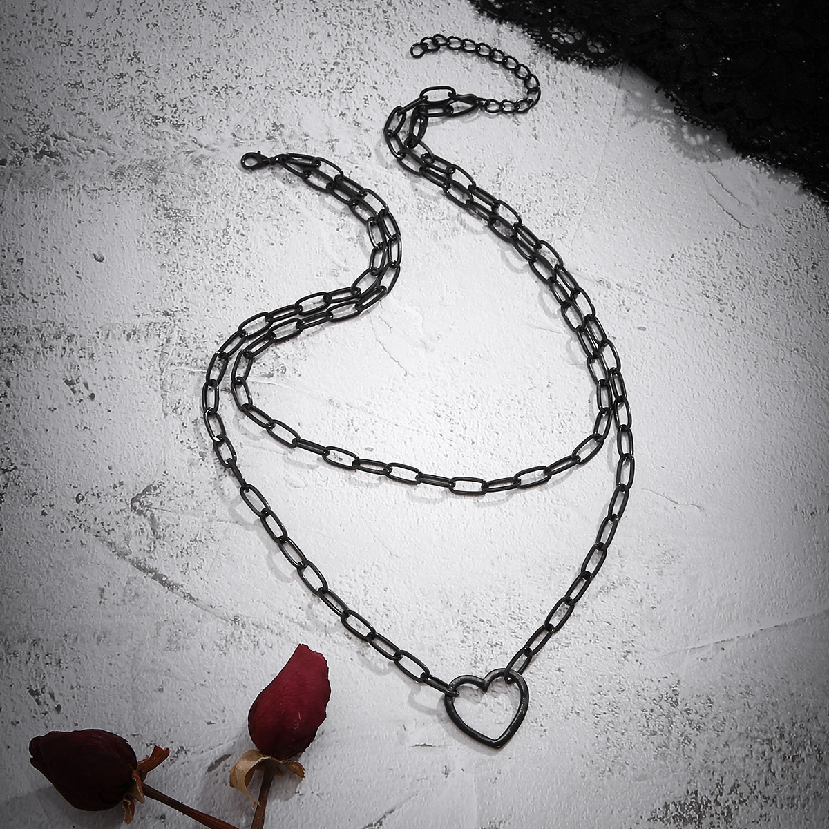 European and American cross-border jewelry, personalized metal chain heart necklace, versatile and niche black hip-hop collarbone chain necklace for women Application Scenario