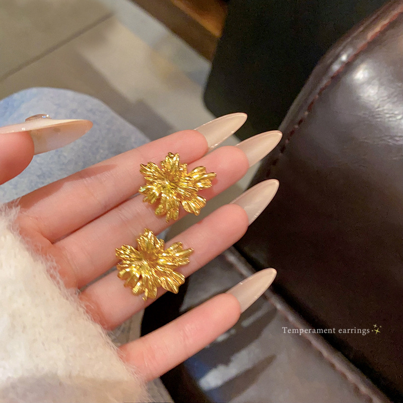 French light luxury style retro golden flower stud earrings, niche high-end feel, versatile and unique earrings, best-selling earrings wholesale full figure