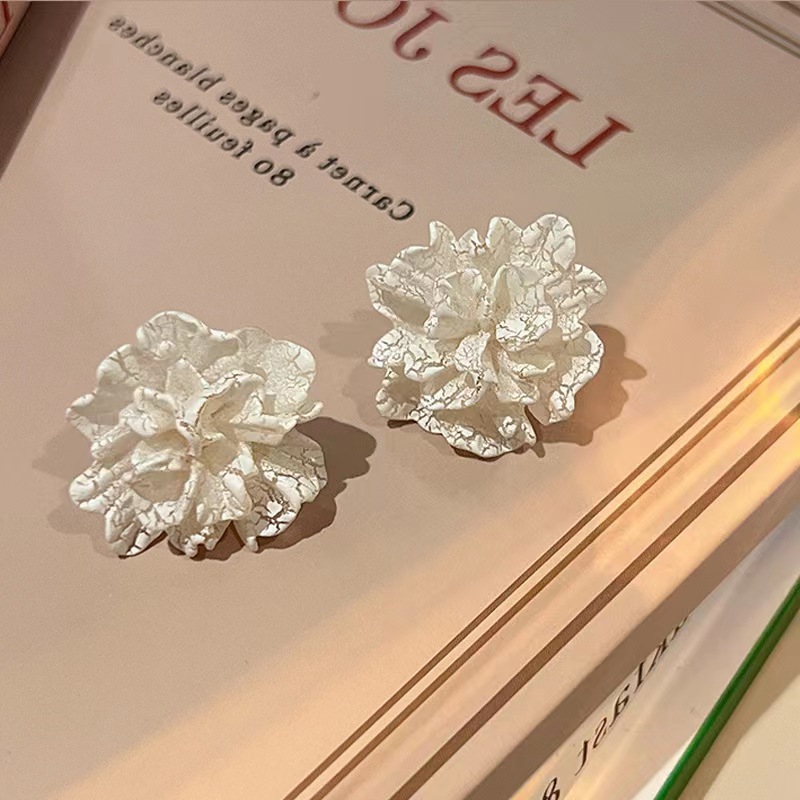 The new spring/summer white cracked flower stud earrings from s925 in South Korea are a popular earring accessory for women, featuring a pure and versatile style with a gentle and elegant demeanor Specification drawing