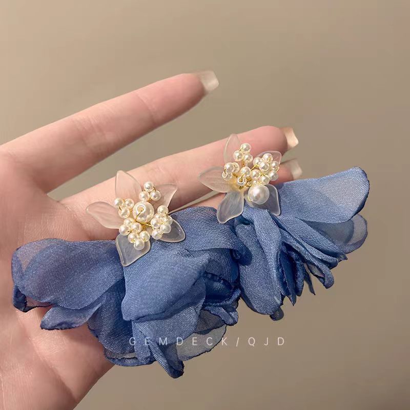 Gentle blue flower pearl earrings, niche design sense, seaside vacation style earrings, super fairy-like female stud earrings Application Scenario