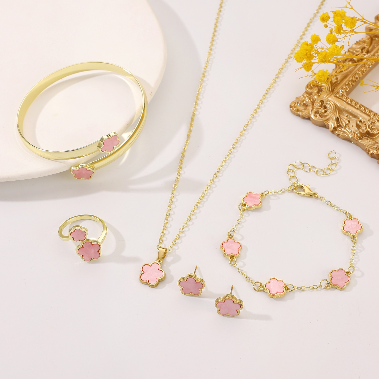 Lucky flower jewelry sets, five-leaf clover bracelets, bangles, earrings, necklaces, rings and other women's accessories that are selling well across borders in Europe and America Specification drawing