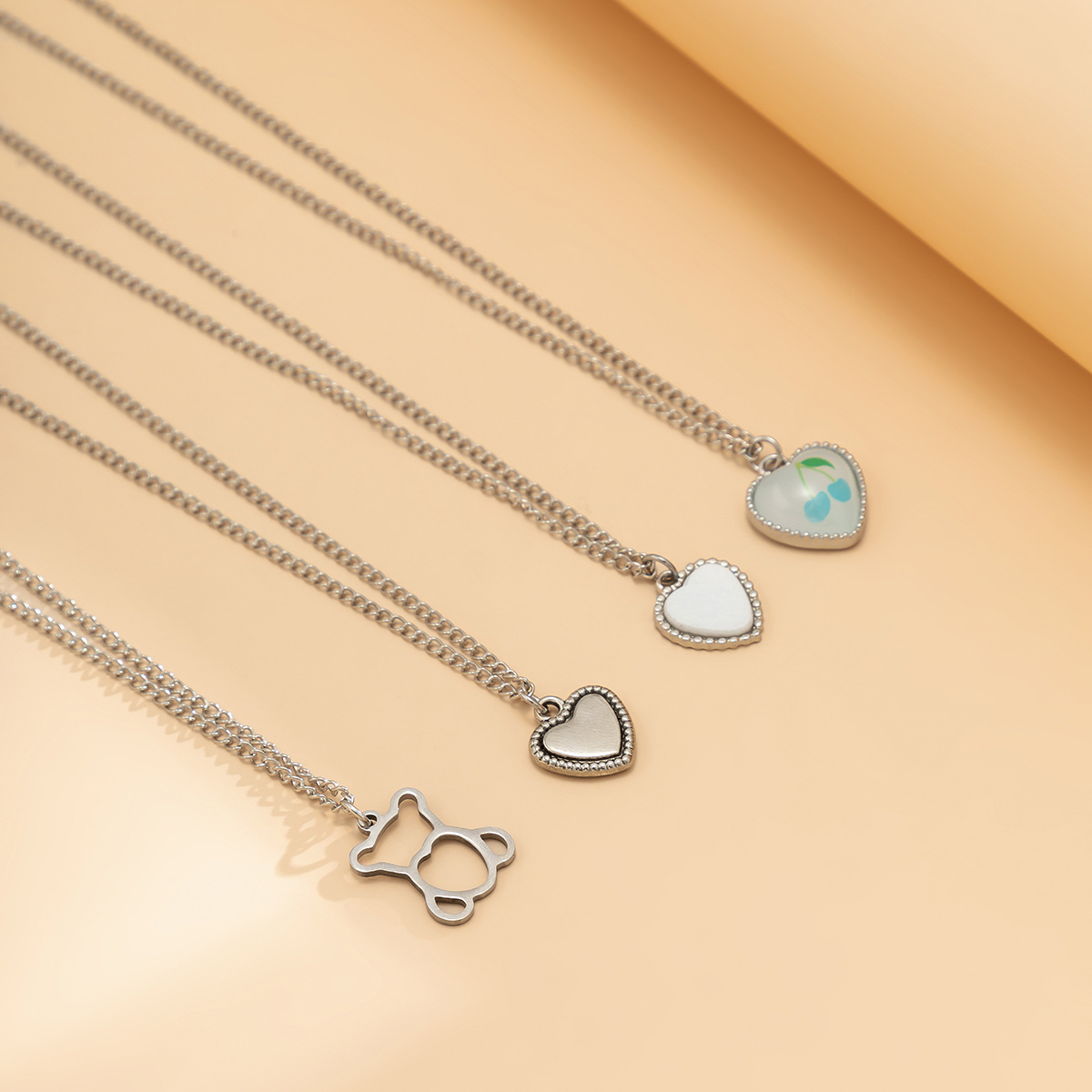European and American cross-border accessories, hip-hop sweet and cool style layered set, chain necklace, simple and individual heart bear necklace Application Scenario