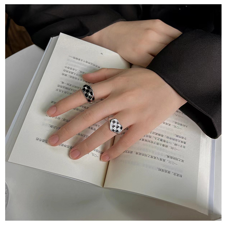 The heart-shaped black and white checkered open-top ring for women on Instagram features a cold, luxurious, and niche design. It's a fashionable and personalized ring trend details Picture