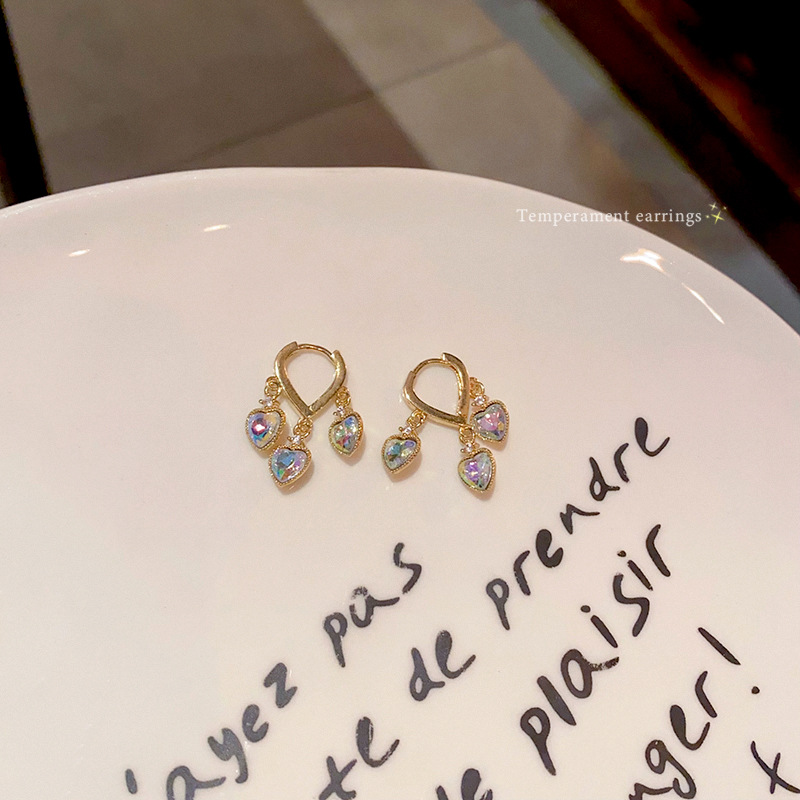 Light luxury, exquisite and dazzling heart-shaped earrings, a niche design for women, versatile and personalized ear buckles, fashionable and trendy earrings that are popular on the Internet Specification drawing