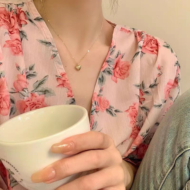 The "Heart Necklace" for women's Spring and summer, a light luxury and niche 2023 new collarbone chain design, is a stylish and elegant necklace accessory full figure