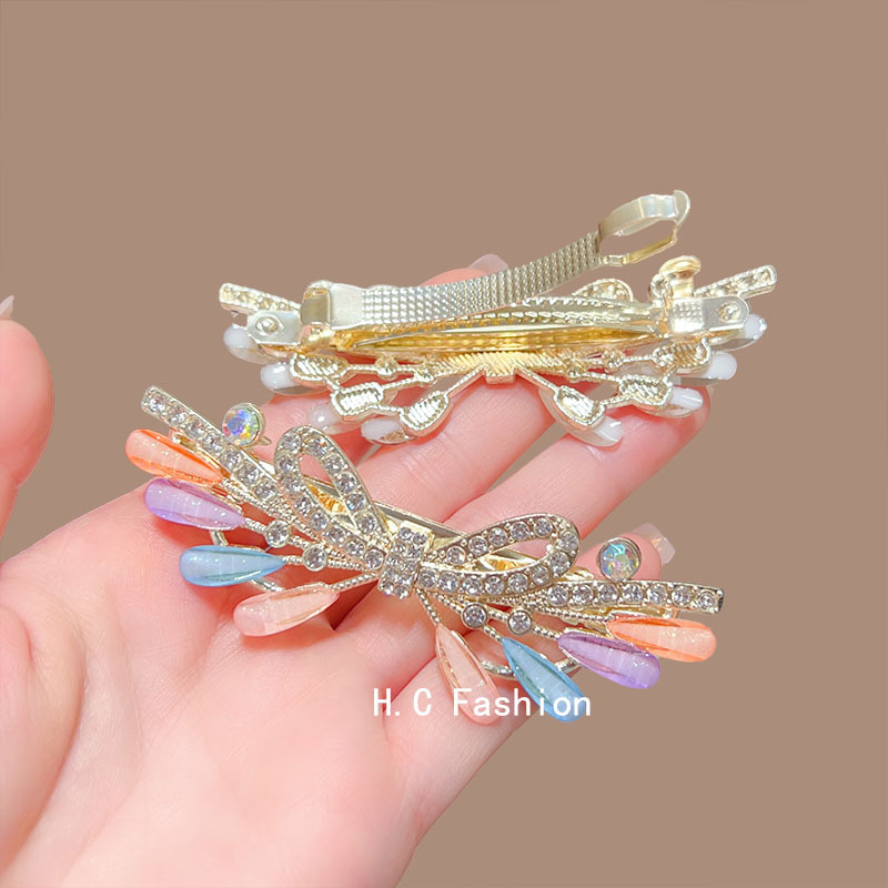 The new summer bow hair clip is a feminine spring clip headpiece with a high-end feel. It is half-tied at the back of the head and placed horizontally Application Scenario