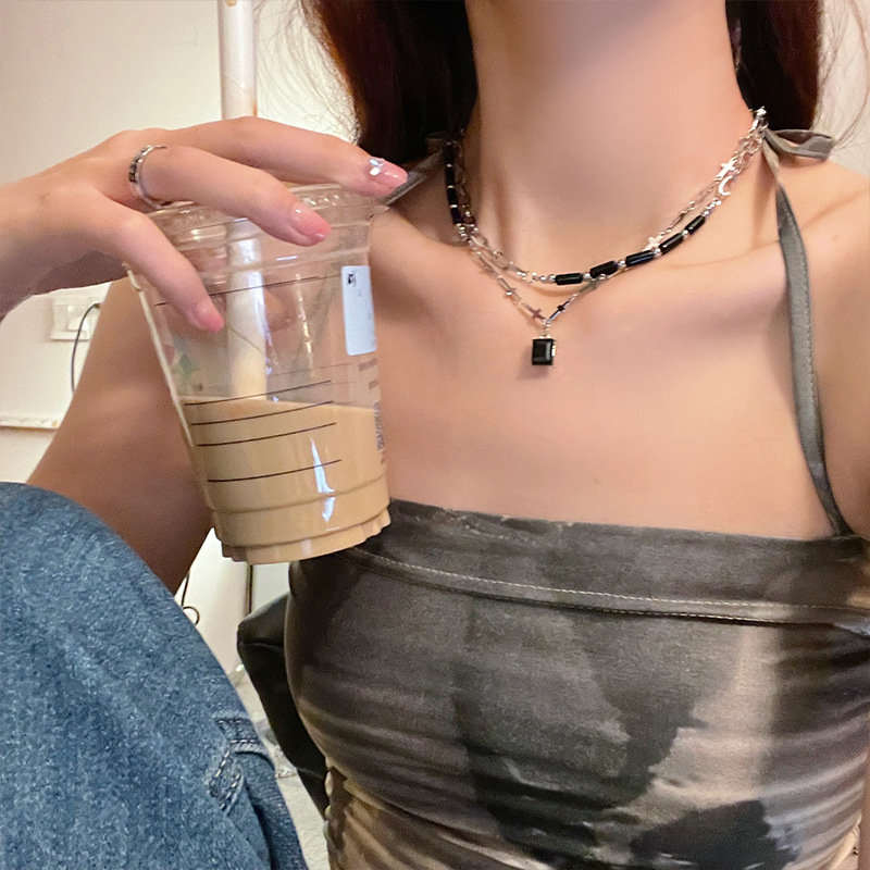 A double-layered black stone cross-shaped pendant necklace with a unique design sense for women, a collarbone chain and neck Specification drawing