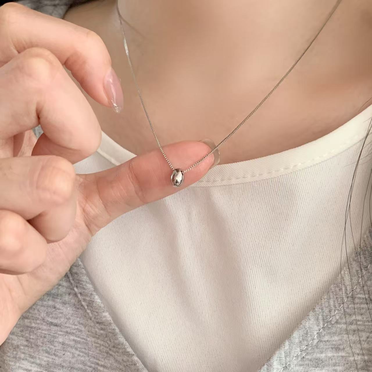 Korean version oval Bean necklace for women 2025 New style small round bean pendant, high-end collarbone chain necklace, simple and versatile Specification drawing