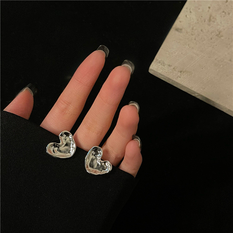Personalized and versatile liquid heart-shaped stud earrings for women, simple, fashionable and niche design sense earrings, Japanese and Korean cold style earrings Application Scenario