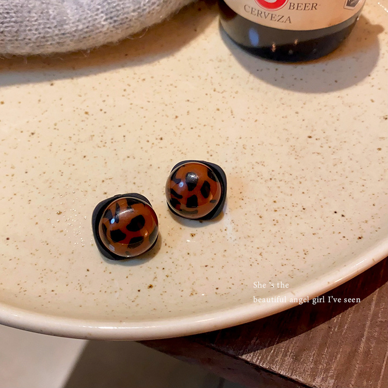 Wine red leopard print square stud women's 2024 new autumn and winter retro earrings, fashionable and versatile earrings Application Scenario