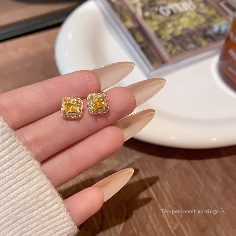 Exquisite micro-inlaid yellow diamond square sugar stud earrings for women, a new 2024 light luxury and high-end style earring, a retro accessory full figure