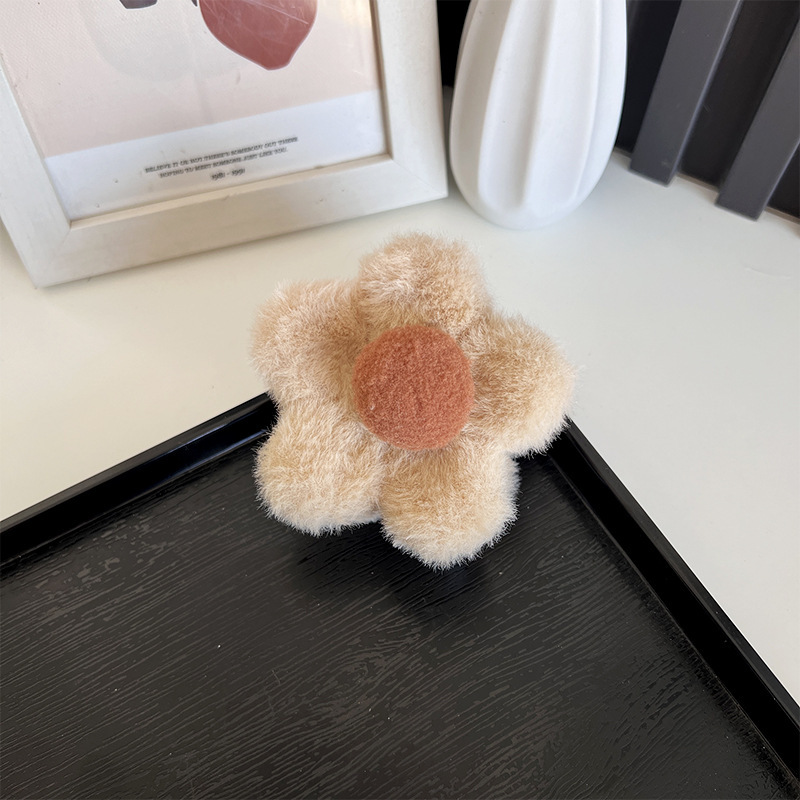 Hairy flower hair clips for women, plush shark clips for the back of the head, large hair volume, mostly for tying hair, hair clips, wholesale Application Scenario
